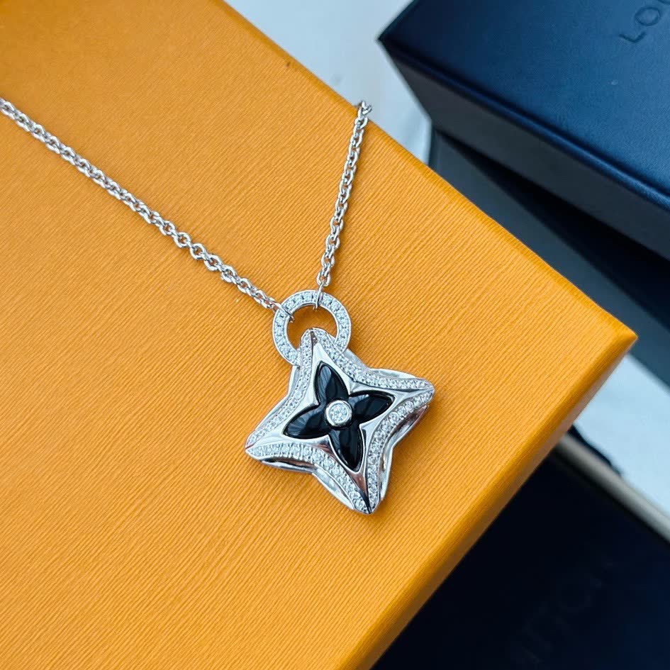 Louis Vuitton Happy Diamonds Star Pendant Necklace